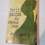 Petit garcon aux cheveux longs – Julian L.